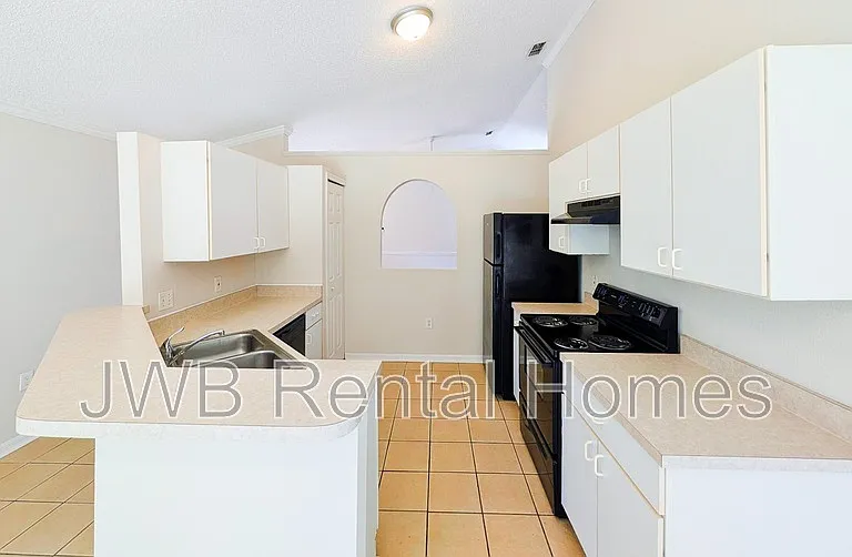 8227 Oak Crossing Dr W — Photo 2