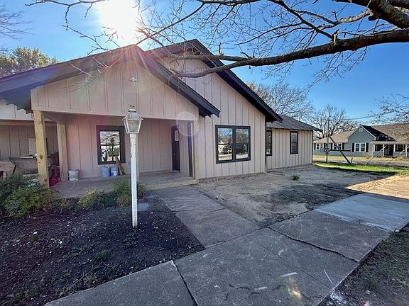 2nd image of 415 W Walnut St