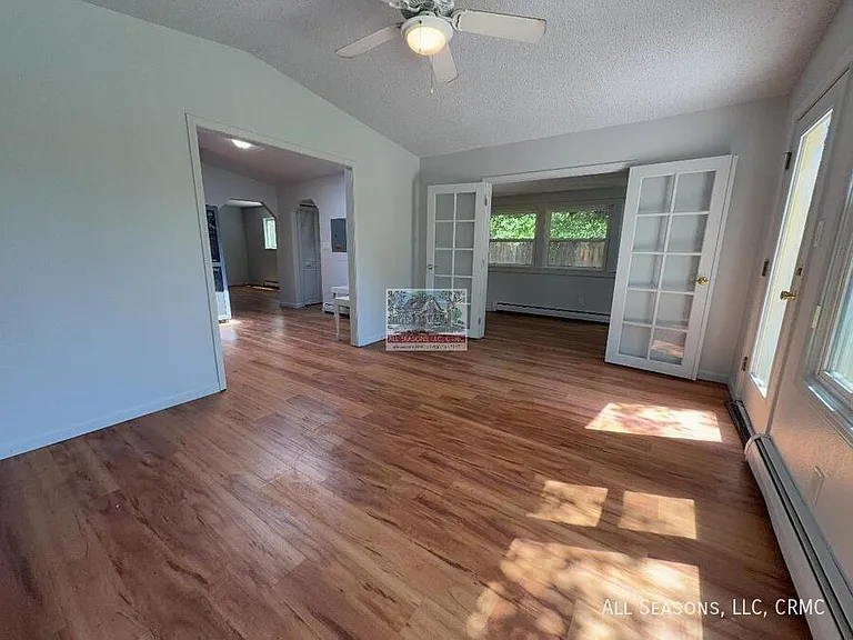 2921 Main St — Photo 2