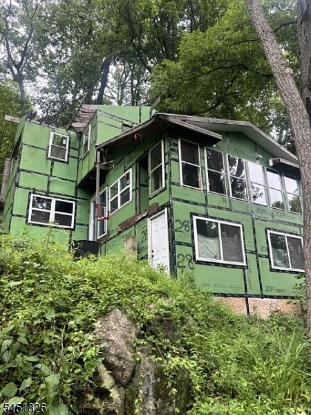 1st image of 28 Roosevelt Ave