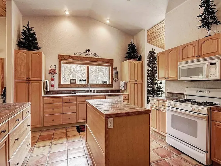 37 Isabelle Ct — Photo 12