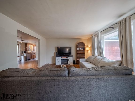 4th image of 160 Valley Dr