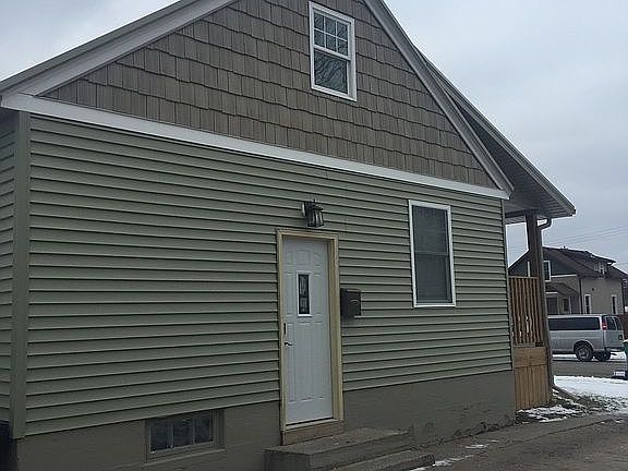 4th image of 113 1st Ave E