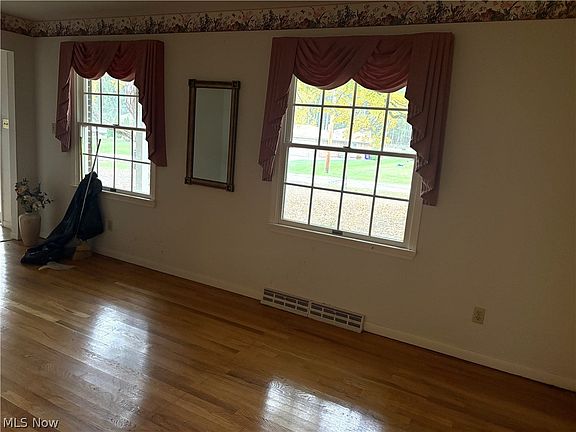 5th image of 1905 Carlton Rd