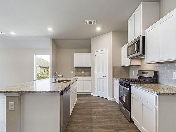 4th image of 109 Bur Oak Dr
