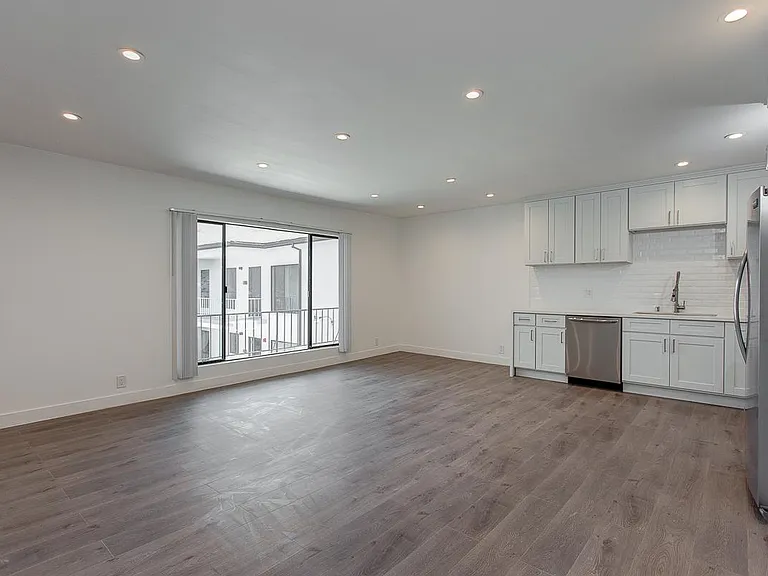 2827 S La Brea Ave #18 — Photo 2
