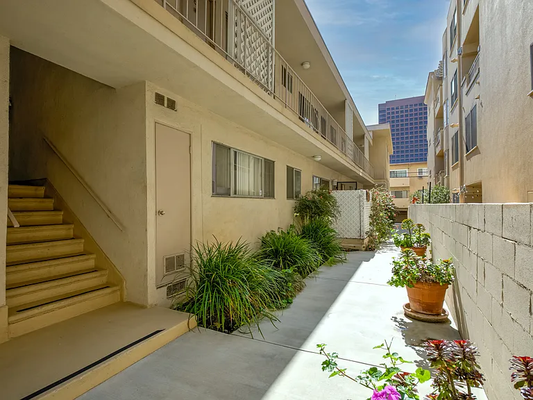 11748 Mayfield Ave #5 — Photo 23