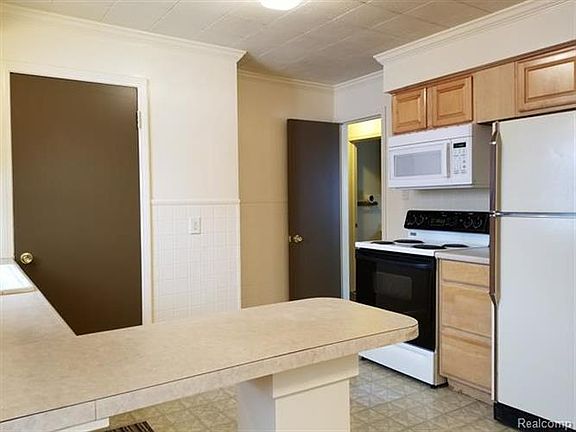 2nd image of 141 Earlmoor Blvd