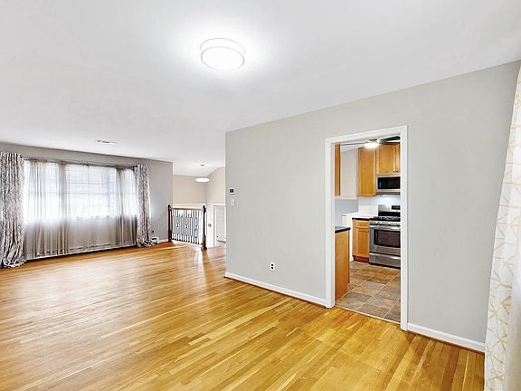 5th image of 147 Spruceglen Dr