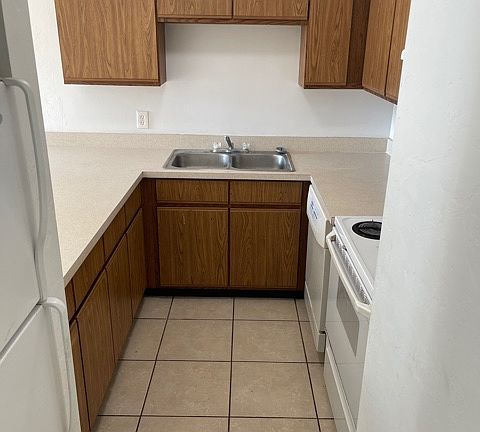 4th image of 3860 Osprey Cir #B