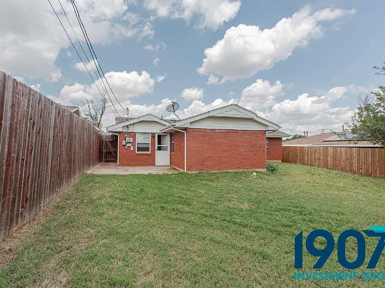 704 SW 2nd St — Photo 4