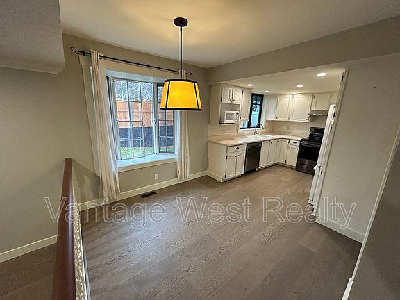 5th image of 1140 Wintergreen Cres