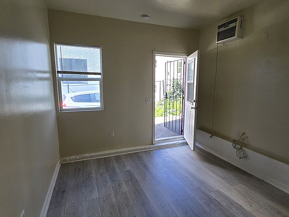 5th image of 1917 Grace Ave Unit 11