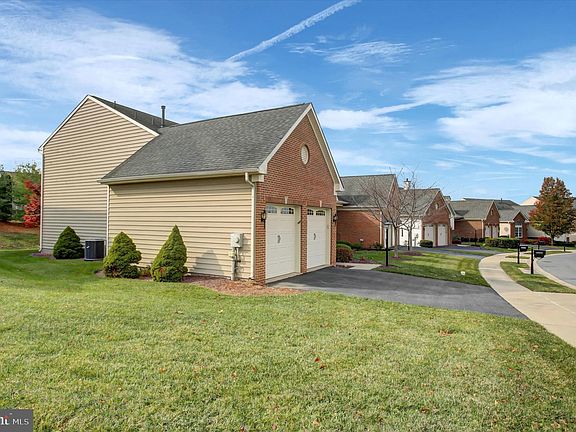 3rd image of 10611 Victorian Ave #51