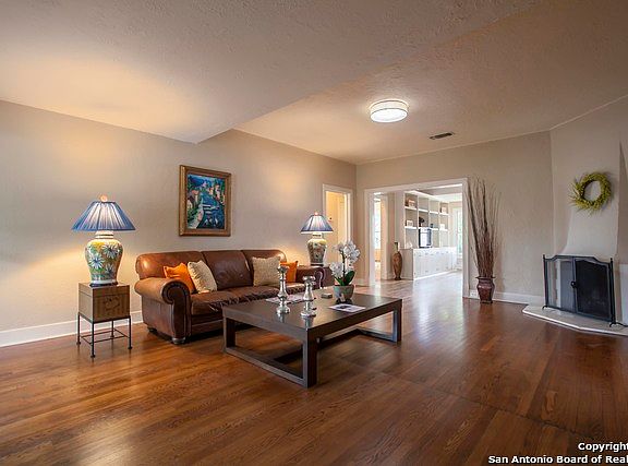 2nd image of 212 Primera Dr