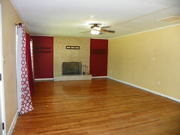 4th image of 107 E Arkansas St