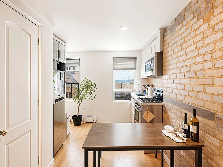 425 E 12th St #2W — Photo 4