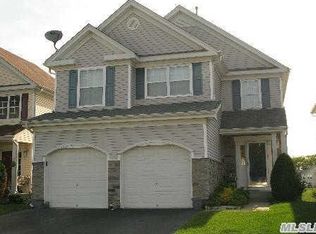 24 Kate Cir, Middle Island, NY 11953