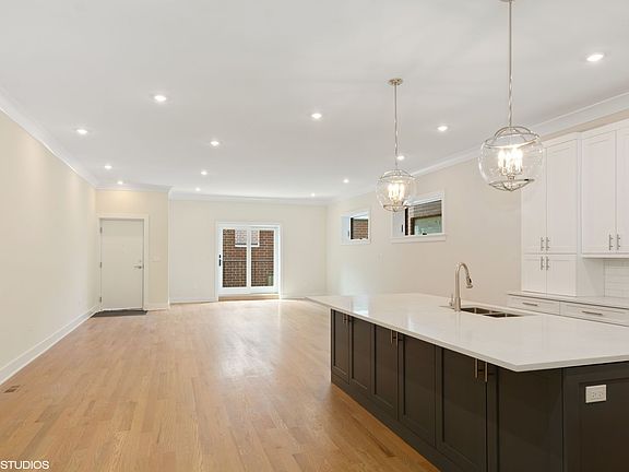 3rd image of 3116 N Clybourn Ave #1N