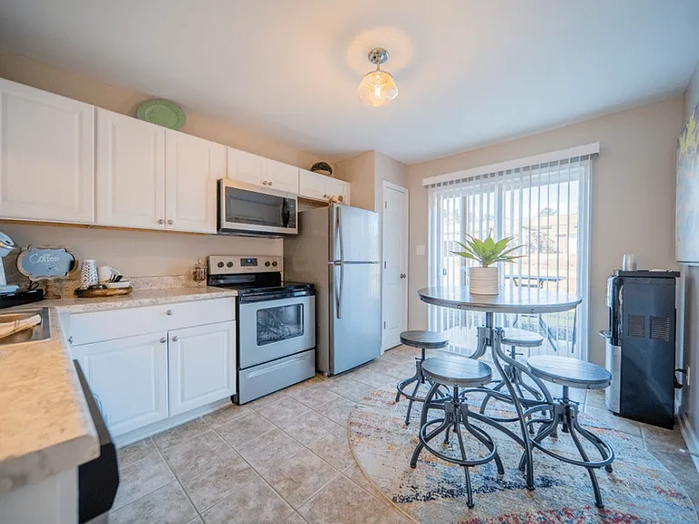 Willow Creek Apartments — Photo 1
