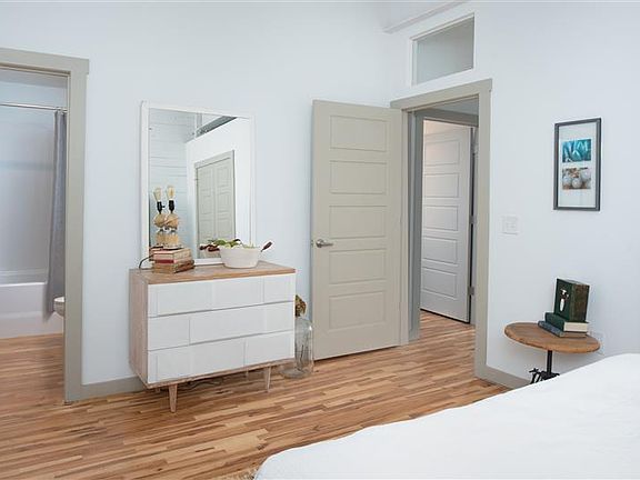 5th image of 14 E Guilford St #8347065