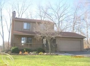 1490 Midwood Dr, White Lake, MI 48386