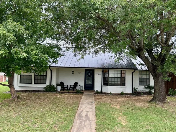 746 Meadowlark Dr, Lewisville, TX 75067