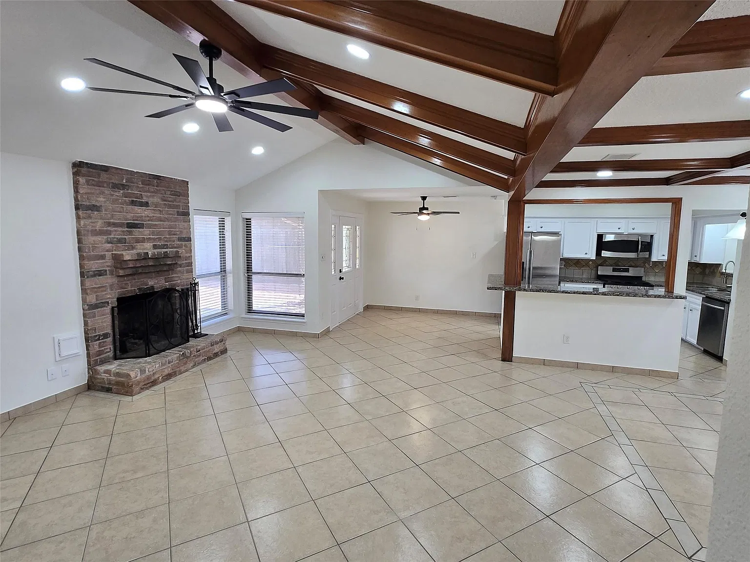4 bed, 2.0 bath, 1739 sqft, $2,400 — Photo 3