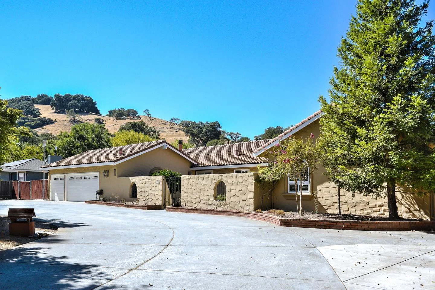 2125 Green Acres Ln photo 1