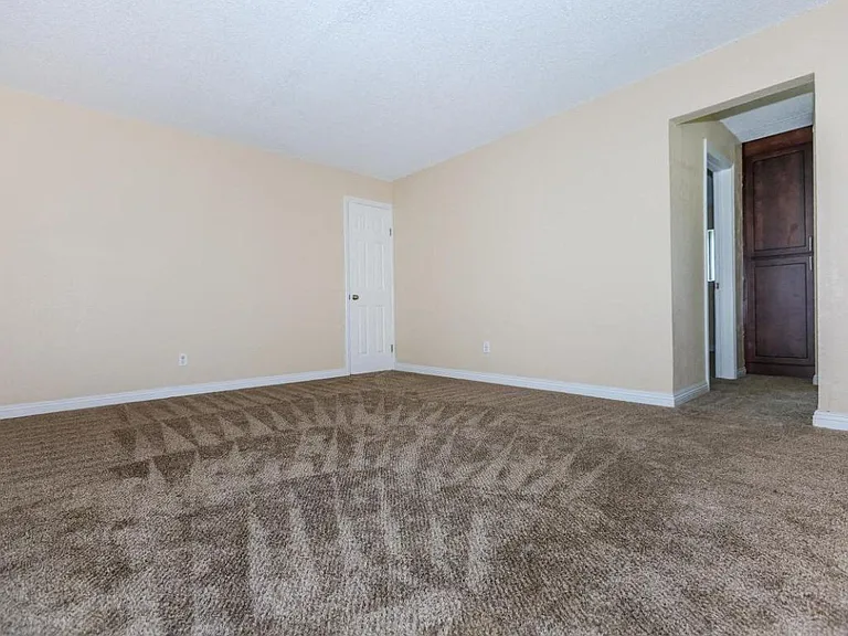 Dorado Plaza Apartments — Photo 31