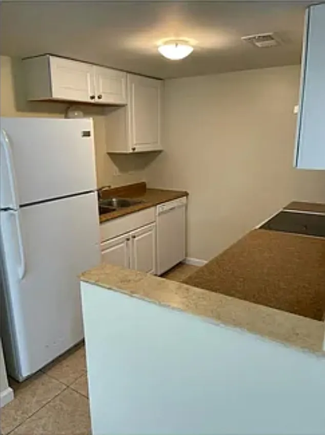 2 bed, 1.5 bath, 975 sqft, $1,595 — Photo 2