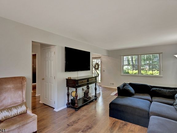 3rd image of 318 Ascot Ln