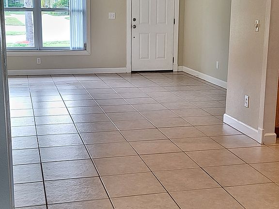 4th image of 1480 Queen Anne Dr