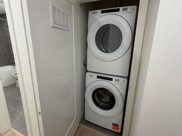 2 bedroom rental in Surrey — photo 9