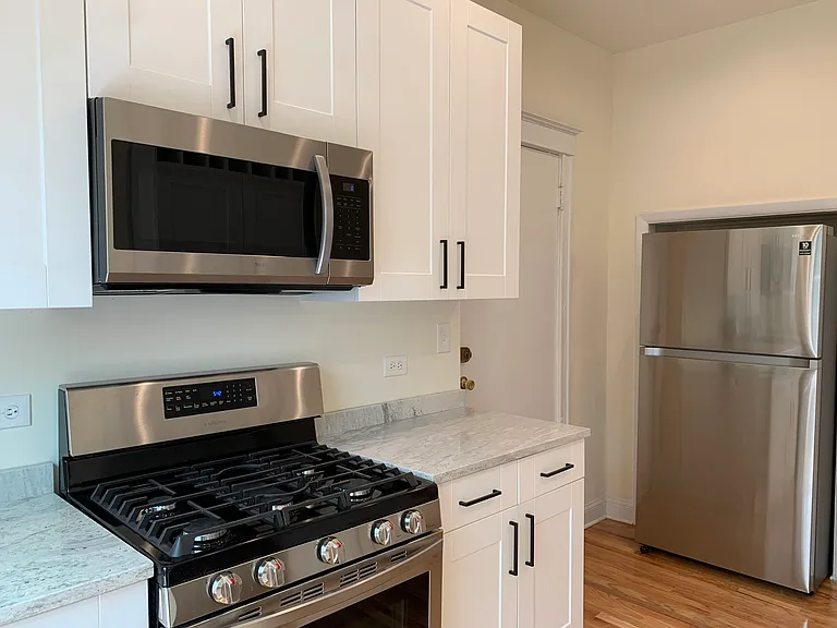 1035 W Barry Ave #2 — Photo 8