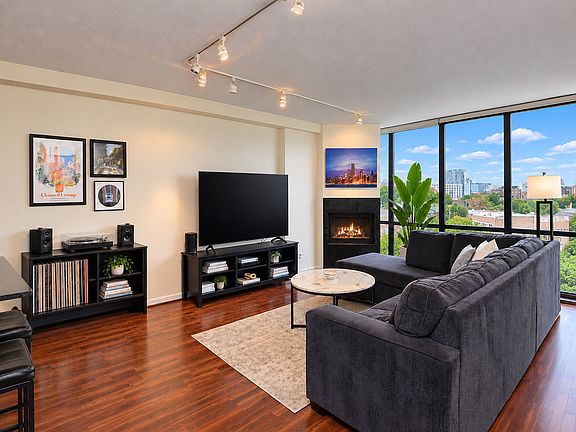 5th image of 1309 N Wells St APT 501