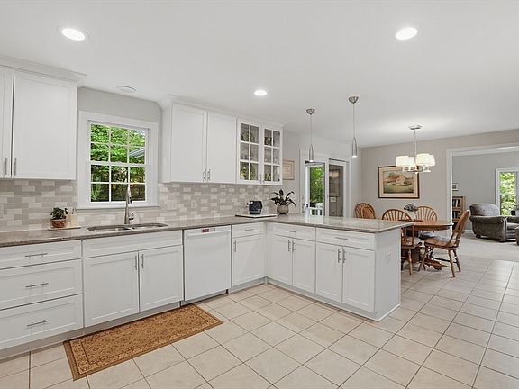 3rd image of 69 Highland View Dr