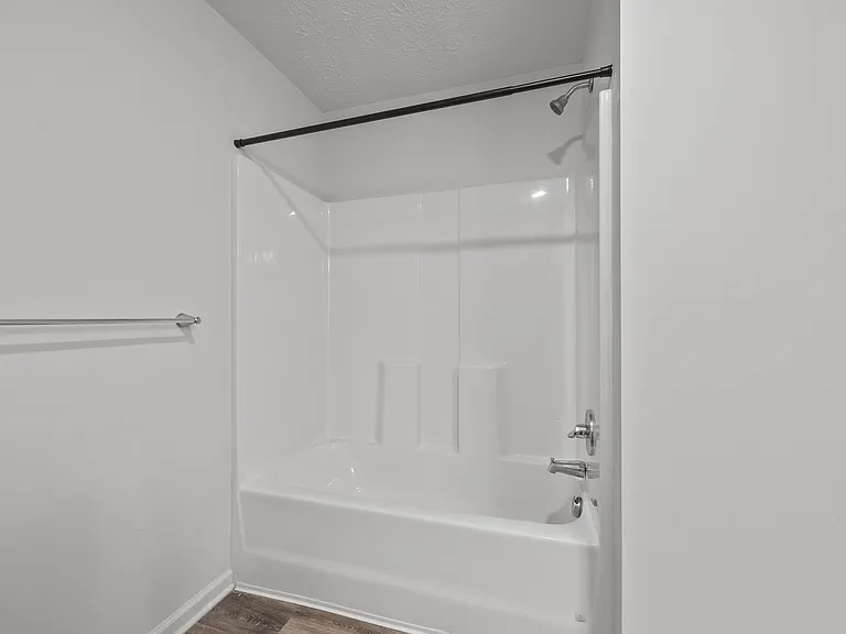 Whispering Creek Apartments — Photo 28