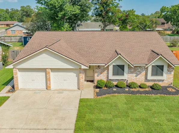 528 Daffodil St, Lake Jackson, TX 77566