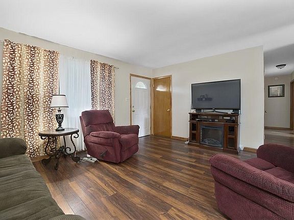 3rd image of 2621 E Maumee Ave