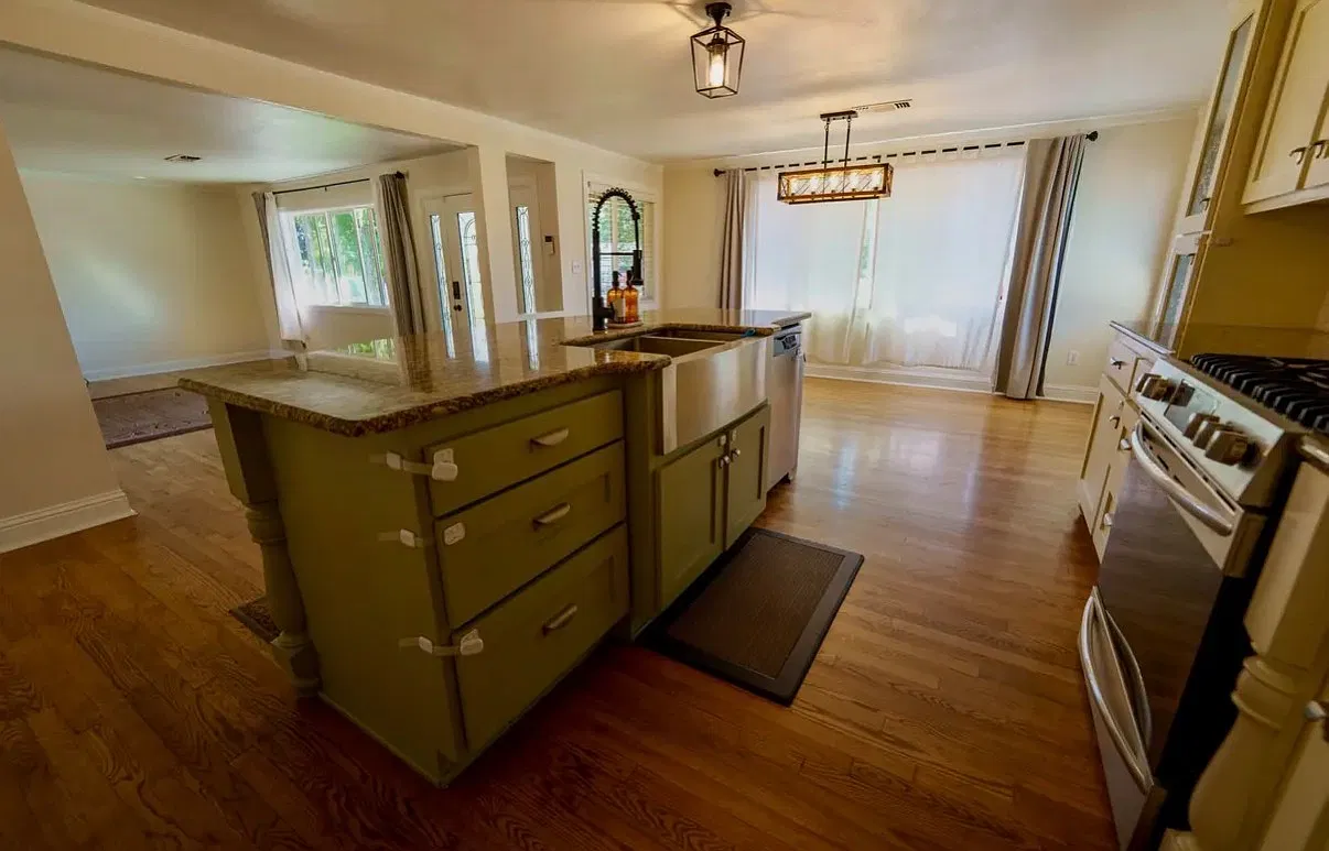 4 bed, 2004 sqft, $2,300 — Photo 4
