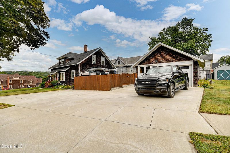 4th image of 3 Maple Avenue