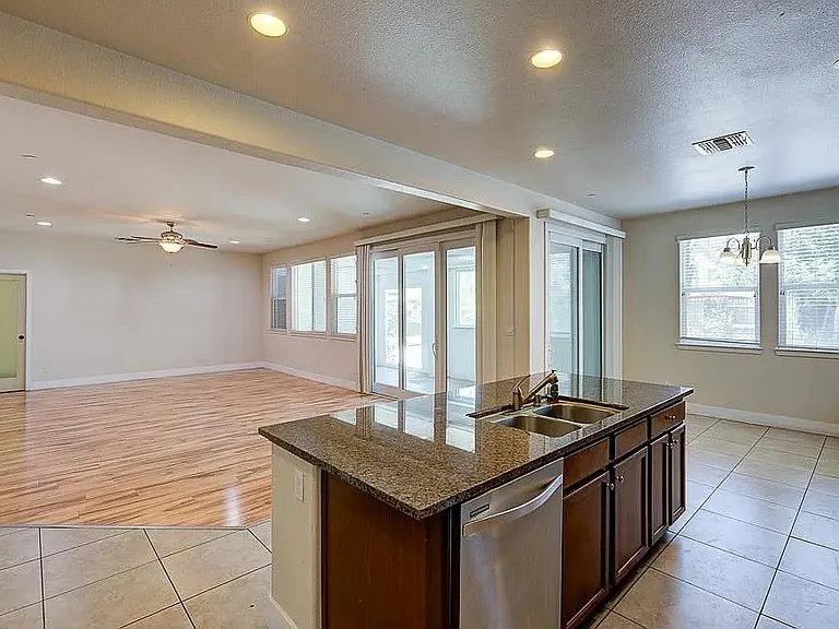 3669 N Clover Ave — Photo 5
