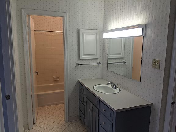 3rd image of 1004 Brinker Dr APT 201