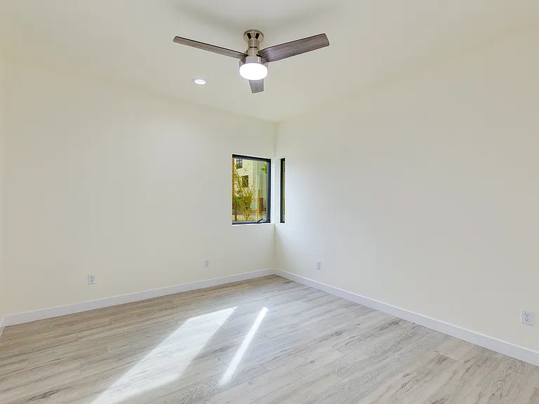 622 W 5th St — Photo 14