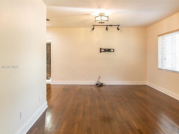 4th image of 72 Whitethorn Dr