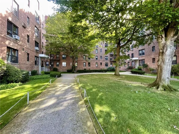 2569 W 2nd St APT 4C, Brooklyn, NY 11223