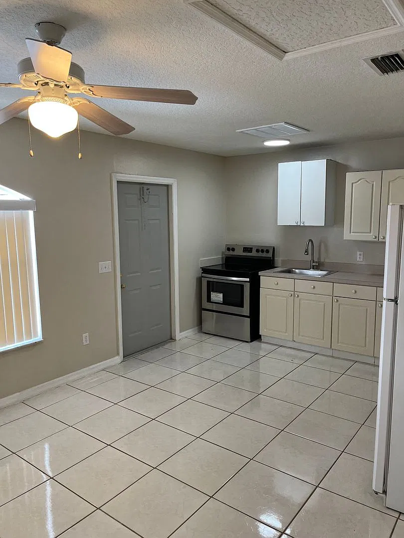 213 Washington Palm Loop - Lockout — Photo 2