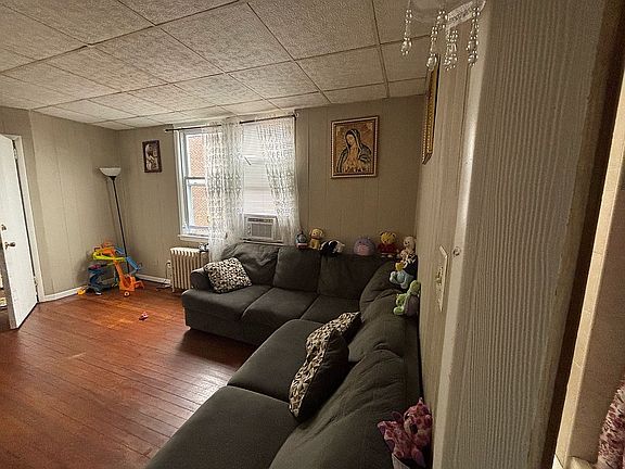 5th image of 562 Jacques St
