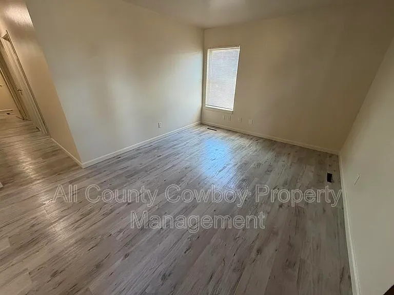 1145 W Leisher Rd — Photo 4